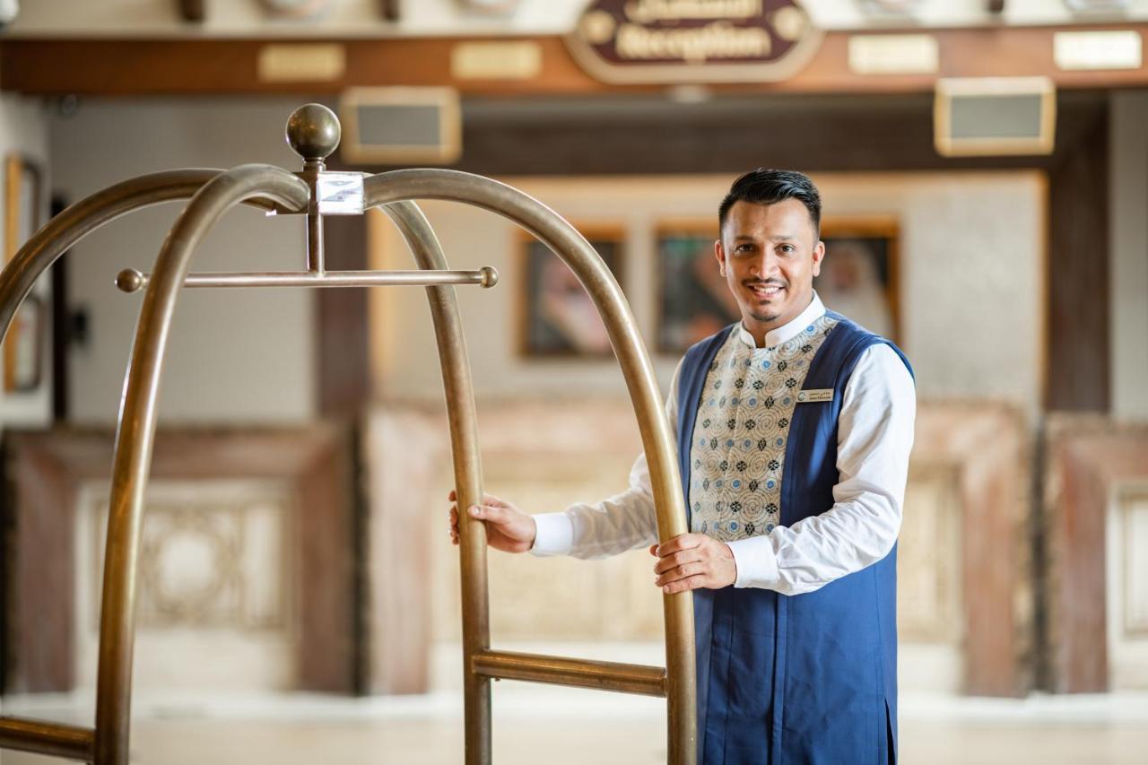 Anjum Makkah Hotel Mekka Exteriör bild Receptionist at a luxury hotel