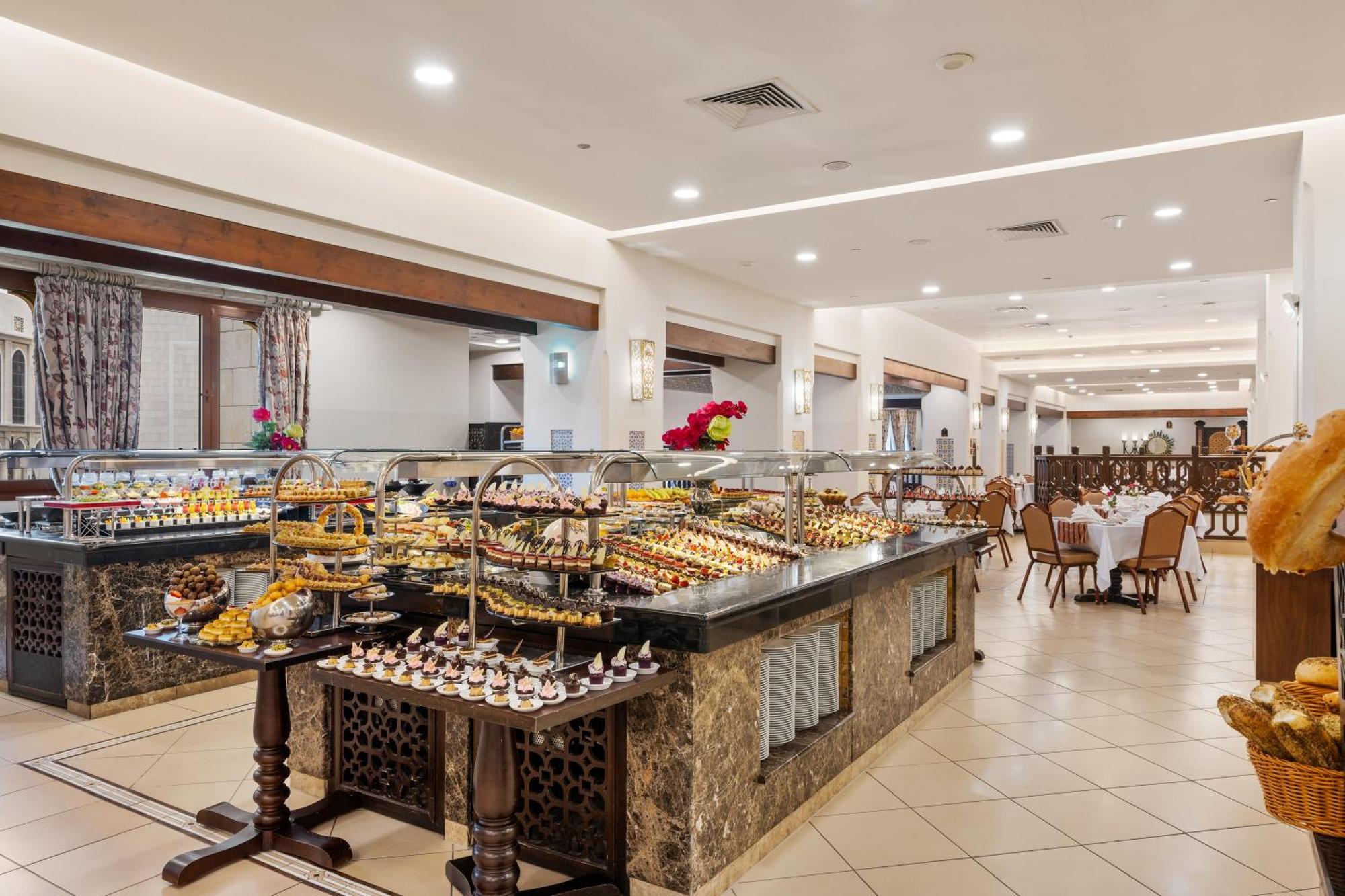 Anjum Makkah Hotel Mekka Exteriör bild The hotel's buffet