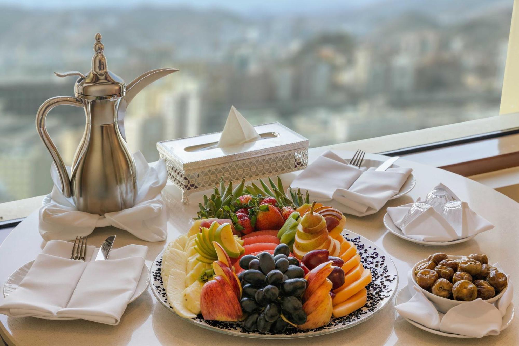 Anjum Makkah Hotel Mekka Rum bild A traditional Arabic breakfast