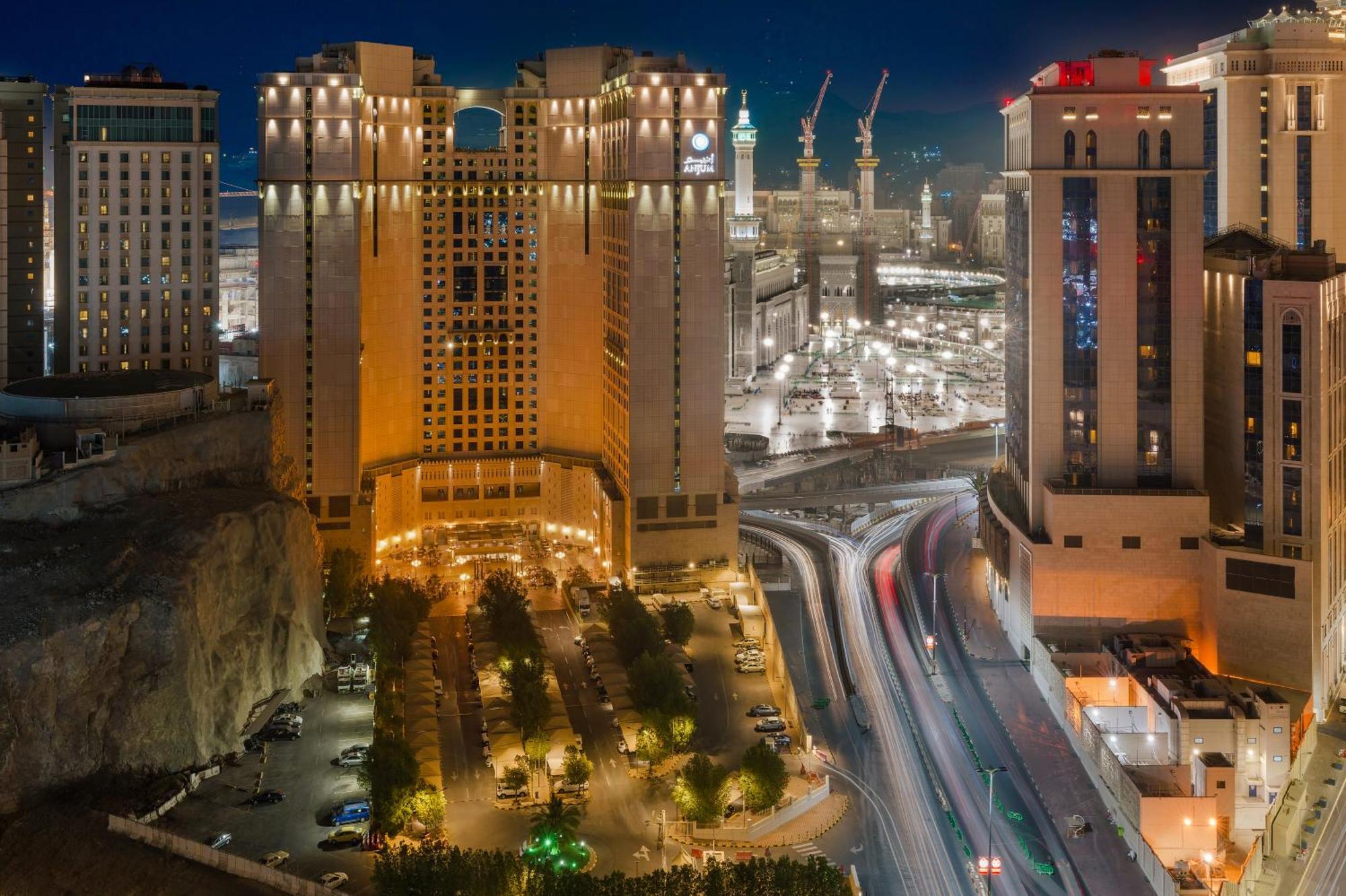 Anjum Makkah Hotel Mekka Exteriör bild Riad Hotel at night