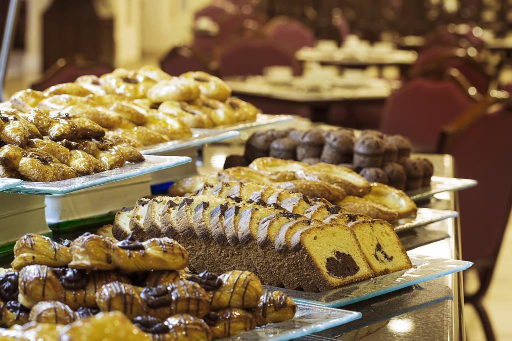 Anjum Makkah Hotel Mekka Exteriör bild A selection of Italian pastries