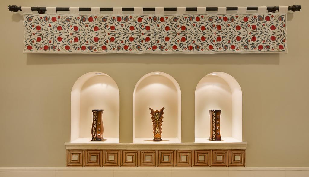 Anjum Makkah Hotel Mekka Exteriör bild A traditional design of a fireplace