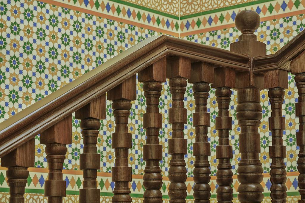 Anjum Makkah Hotel Mekka Exteriör bild Detail of the staircase